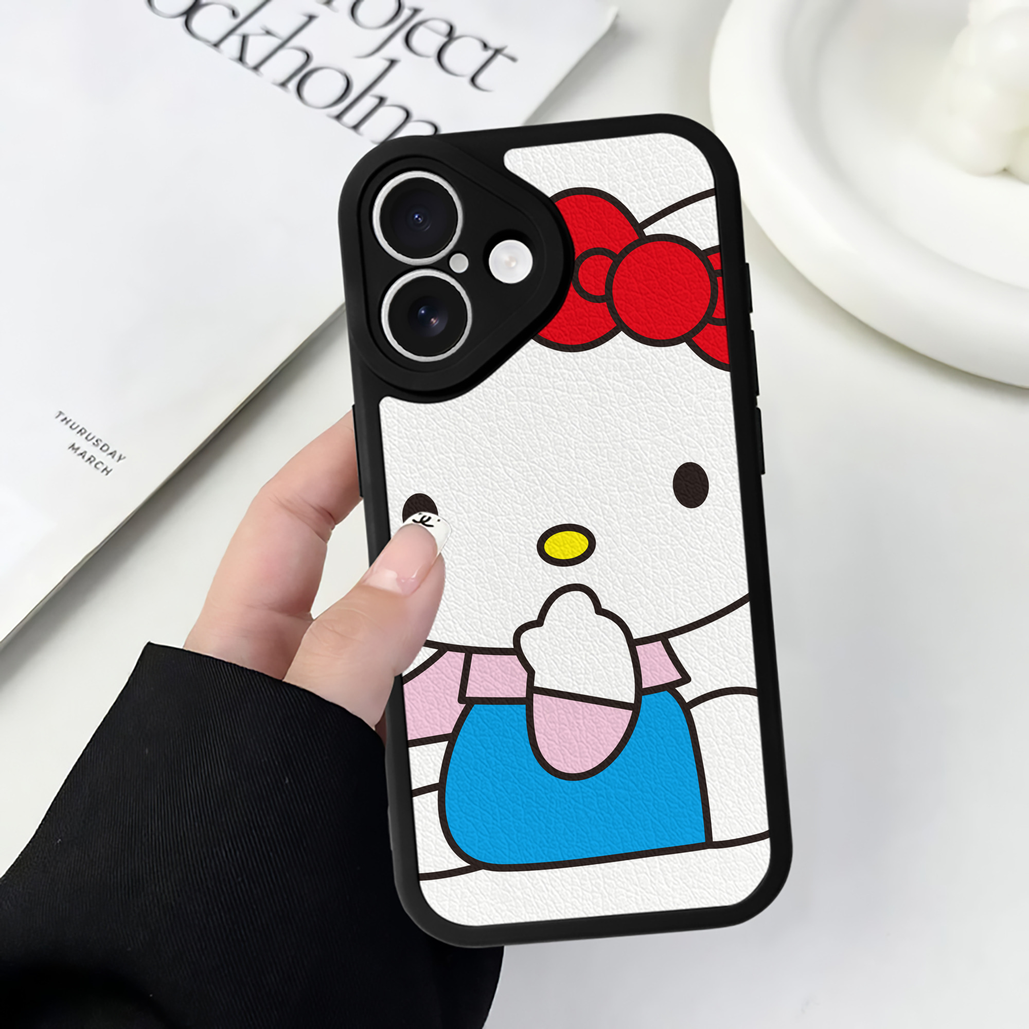 （画像用） Hello Kitty ハローキティ 【iPhone 16シリーズ対応】シリコンスマホケース（レザー調） 材質：シリコン